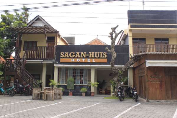 Sagan Huis Hotel & Coffee Shop  