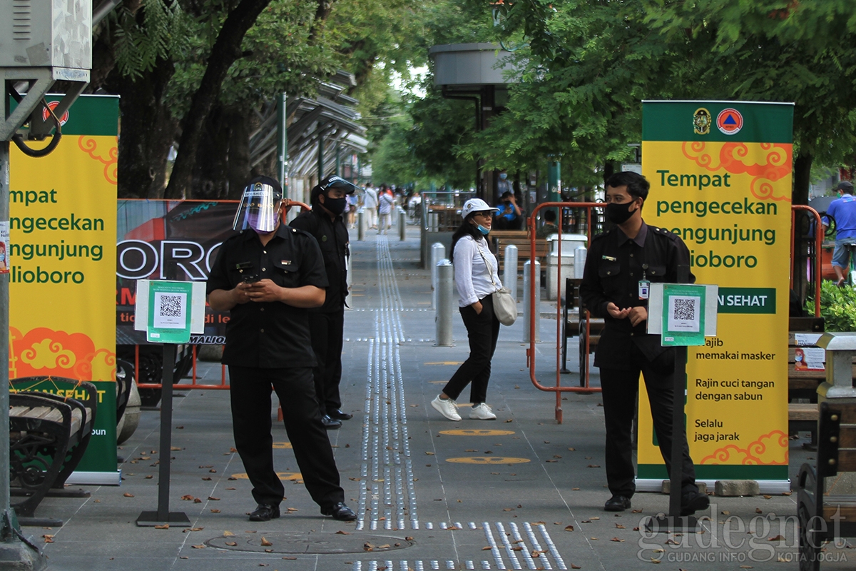 Petugas Jogoboro di Pedestrian Malioboro