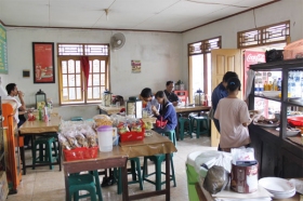 Suasana di Warung Pecel Wader Bu Amad