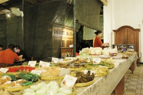 Aneka lauk dan jajanan di angkringan