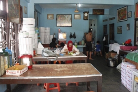 Suasana warung ayam goreng Pak Kromo