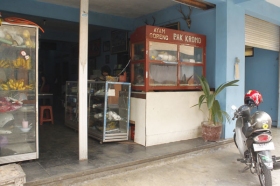 Bagian depan warung ayam goreng Pak Kromo