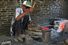 Menempa keris