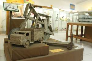 Mobil-mobilan dari kayu