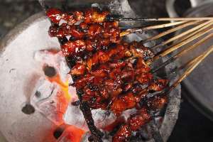 Sate kambing pak Nano siap dihidangkan 
