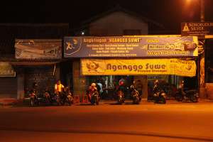 Tampak depan angkringan Nganggo Suwe di malam hari 