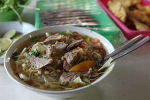 Soto dengan irisan daging sapi yang tipis namun banyak jumlahnya