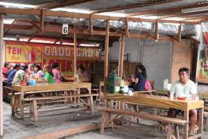 Warung lotek dan gado-gado Teteg yang selalu ramai saat makan siang