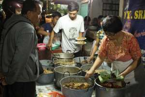 Antrian di warung gudeg permata Bu Pujo