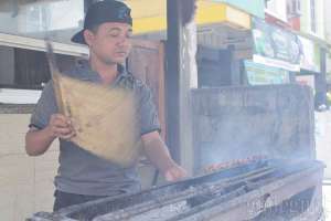 Membakar sate