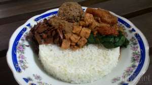 Gudeg telur lengkap dengan sambel goreng tempe, krecek, daun singkong, dan areh