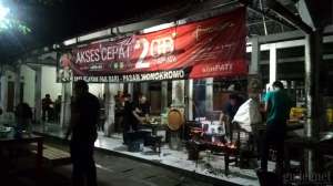 Sate Klathak Pak Bari terletak di Pasar Jejeran, Bantul