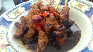 Sate kambing dengan potongan yang besar-besar