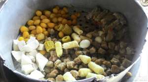 Pengunjung dapat mengambil sendiri porsi yang diinginkan seperti siomay, tahu, pare, kentang, dll