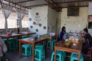Suasana di Warung gemar bandeng