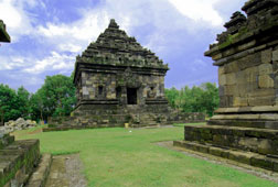 Misteri Candi di Puncak Tertinggi