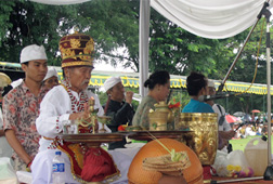 Hujan Tak Surutkan Umat Hindu Jalankan Tawur Agung