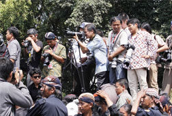 Menpora Roy Suryo Naik Panggung Jatah Wartawan Menpora Roy Suryo Naik Panggung Jatah Wartawan