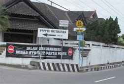 Pedukuhan Ini Larang Atribut Parpol Nangkring di Jalan