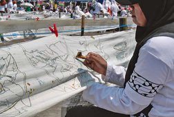3000 Orang Membatik di 3000 Meter Kain Putih 3000 Orang Membatik di 3000 Meter Kain Putih