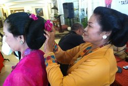 Anglingkusuma: Apresiasi Modifikasi Kebaya Masa Kini Anglingkusuma: Apresiasi Modifikasi Kebaya Masa Kini