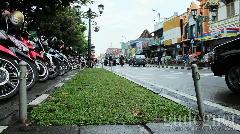 Foto Malioboro dari Tanaman Hijau Hingga Pagar Besi Foto Malioboro dari Tanaman Hijau Hingga Pagar Besi
