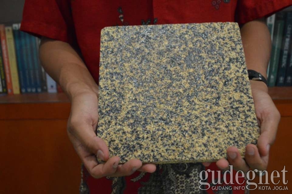 Hebat, Papan Partikel ini Berasal dari Batang Singkong! Hebat, Papan Partikel ini Berasal dari Batang Singkong!