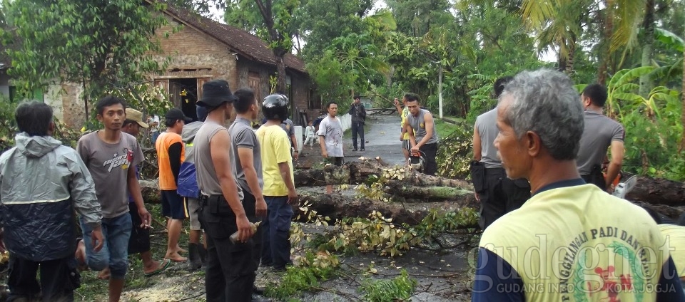 4 Tips Paling Aman Bebas dari Puting Beliung dan Hujan Lebat 4 Tips Paling Aman Bebas dari Puting Beliung dan Hujan Lebat
