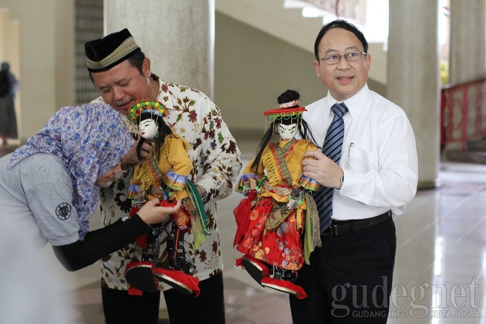UGM Kirim 6 Robot ke Surabaya UGM Kirim 6 Robot ke Surabaya