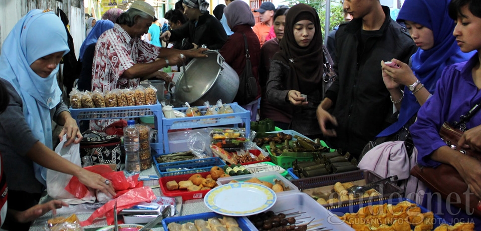 Mengintip Aneka Jajanan di Pasar Sore Kauman Mengintip Aneka Jajanan di Pasar Sore Kauman
