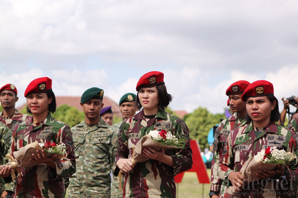 Penerjun Payung Perempuan Ikut Menyambut Mahasiswa Baru UGM Yogyakarta Penerjun Payung Perempuan Ikut Menyambut Mahasiswa Baru UGM Yogyakarta