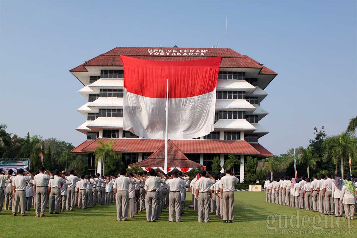 Penurunan Bendera Raksasa di Yogyakarta Selesai Sebelum Detik-Detik Proklamasi Penurunan Bendera Raksasa di Yogyakarta Selesai Sebelum Detik-Detik Proklamasi