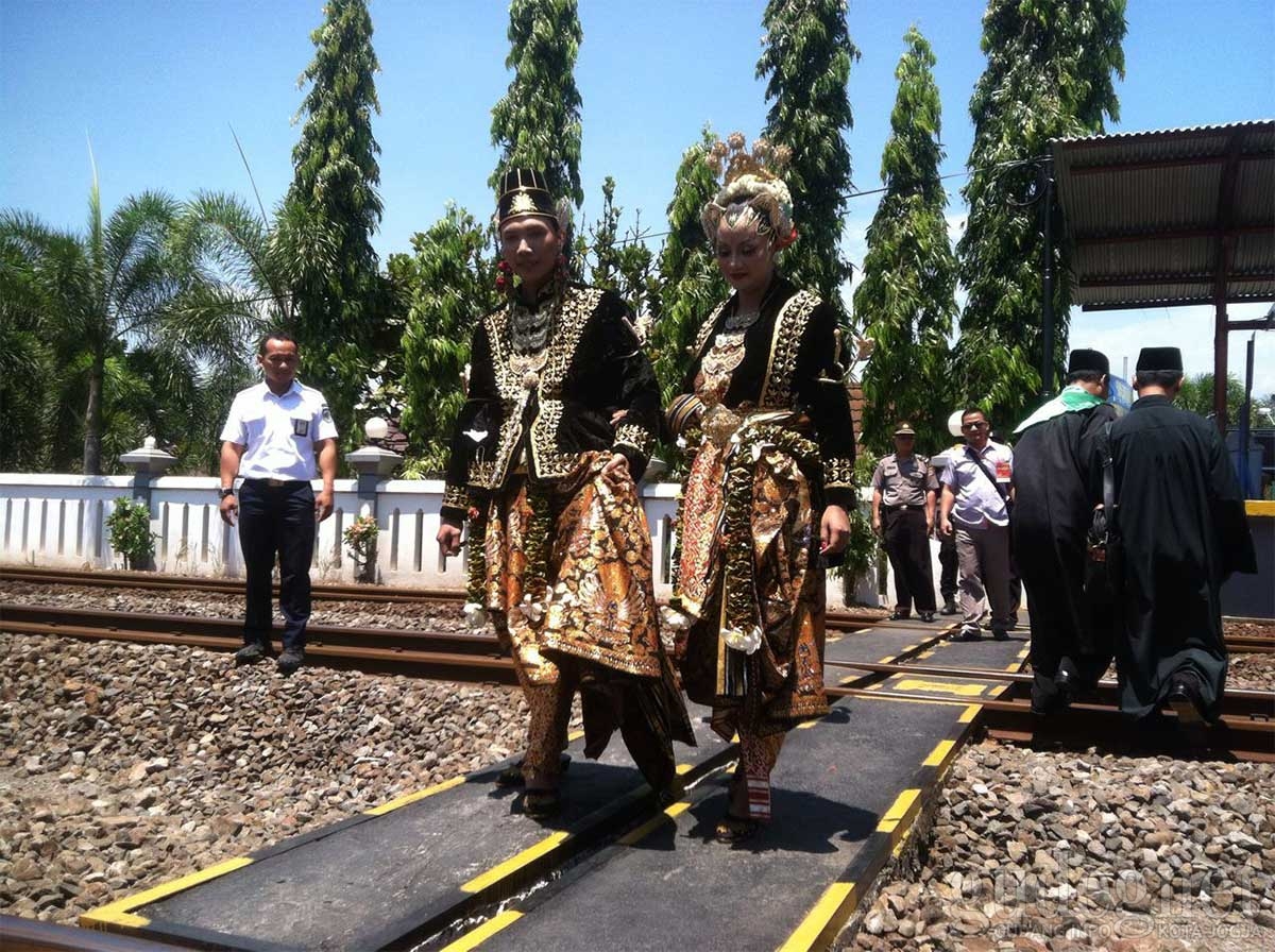 Kania Menangis Bahagia Meski Menikah Di Gerbong Prameks Kania Menangis Bahagia Meski Menikah Di Gerbong Prameks