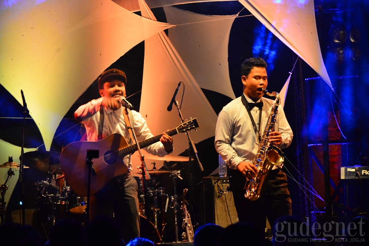 Ngayogjazz 2016, Jalu Sukses Ajak Penonton Sing A Long Lagu Terlatih Patah Hati Ngayogjazz 2016, Jalu Sukses Ajak Penonton Sing A Long Lagu Terlatih Patah Hati