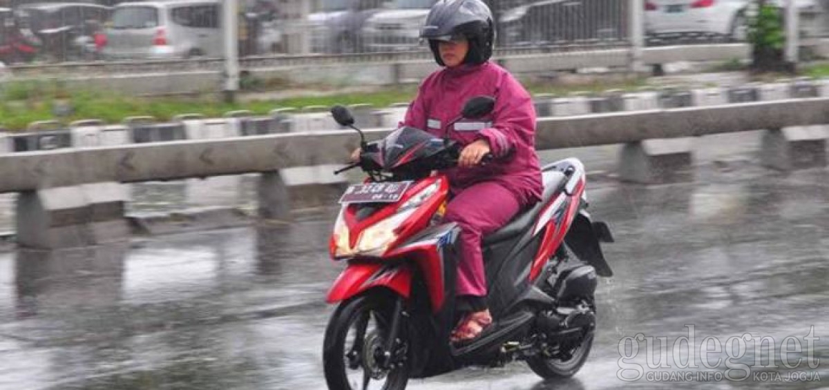 Tips Aman Berkendara di Musim Hujan Tips Aman Berkendara di Musim Hujan