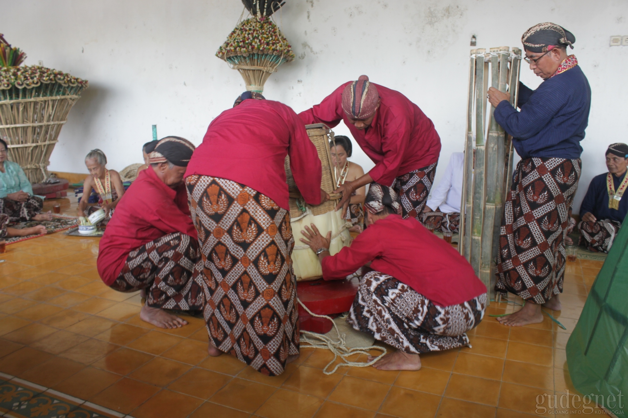 Tumplak Wajik Awali Pembuatan Gunungan Grebeg Maulud