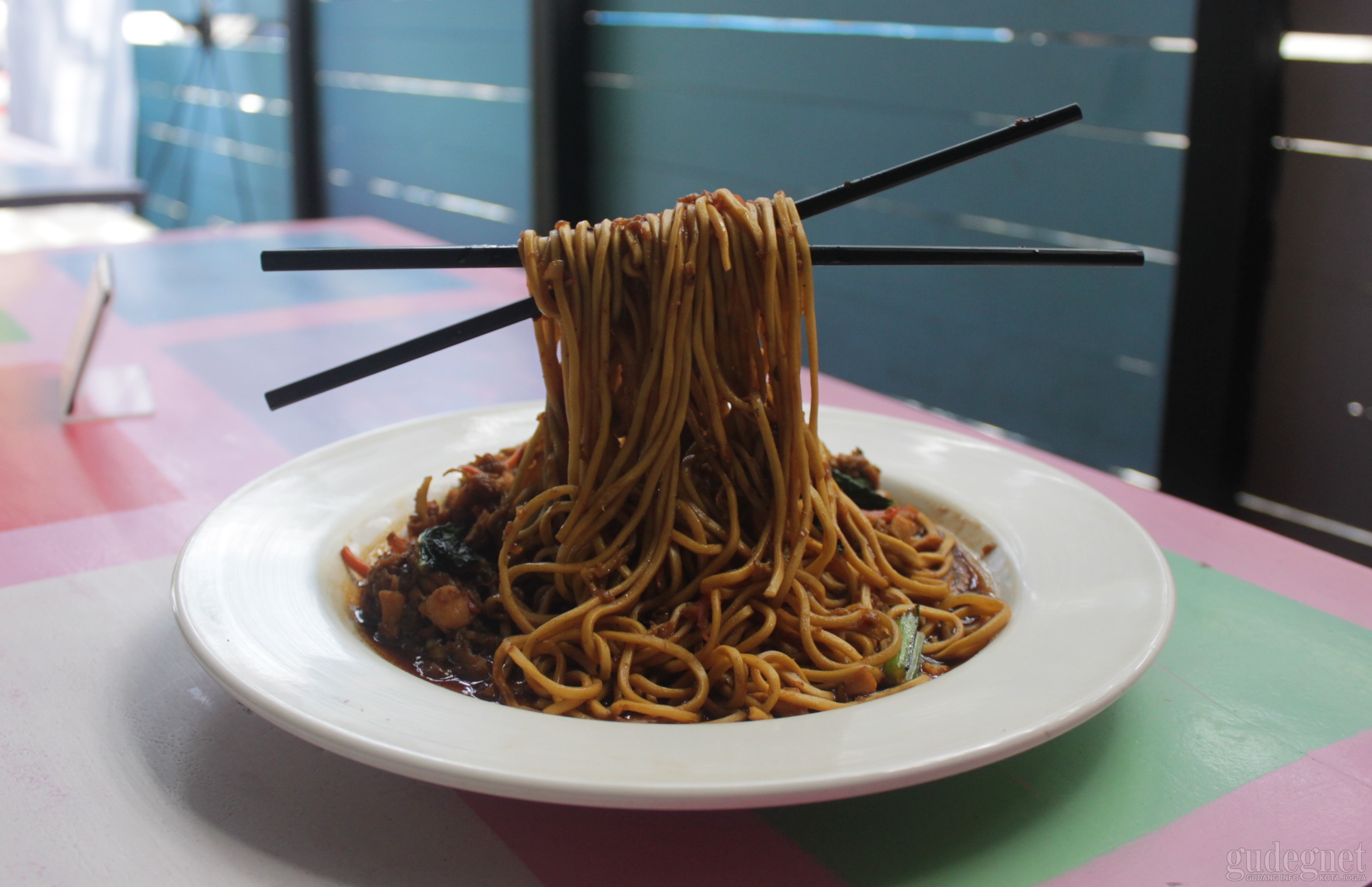 Rasakan Sensasi Makan Mie Terbang di Makan Minum Resto Rasakan Sensasi Makan Mie Terbang di Makan Minum Resto