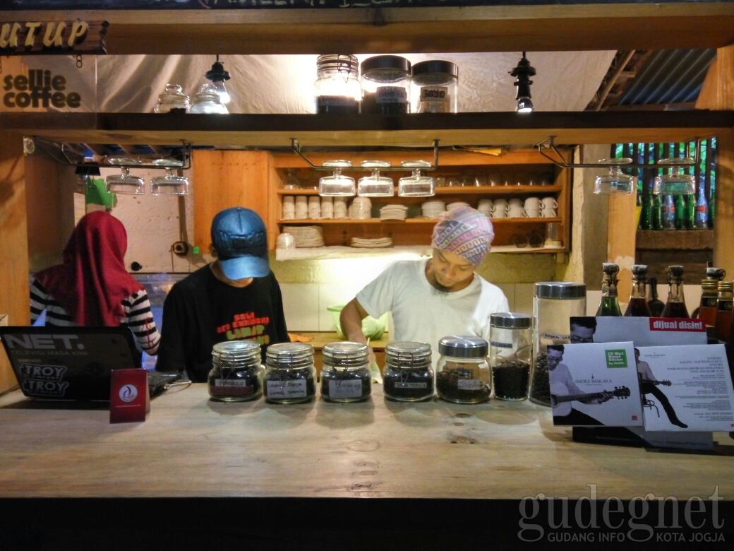 Ngopi ala Rangga dan Cinta di Sellie Coffee Ngopi ala Rangga dan Cinta di Sellie Coffee
