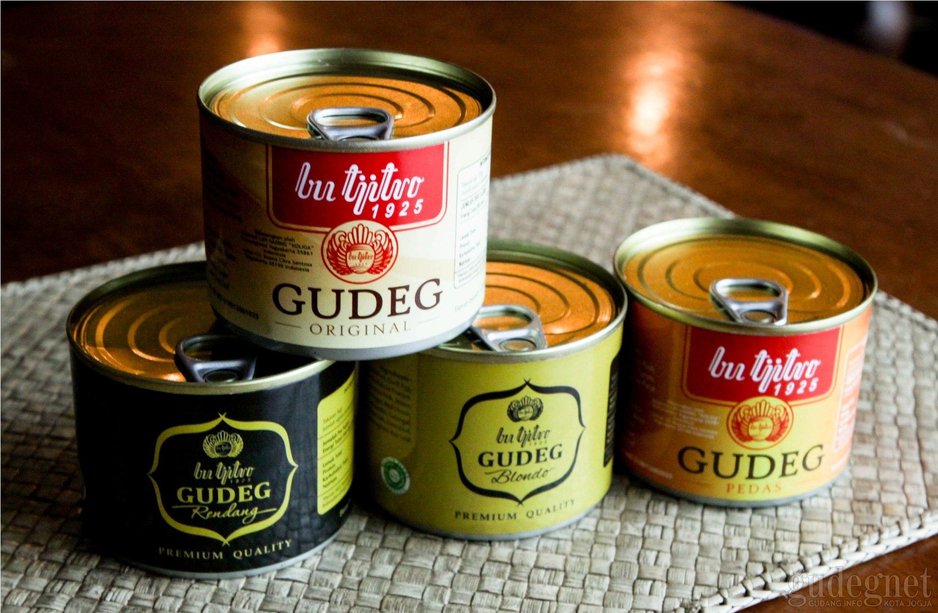 Paduan Gudeg dan Rendang di Gudeg Bu Tjitro Paduan Gudeg dan Rendang di Gudeg Bu Tjitro