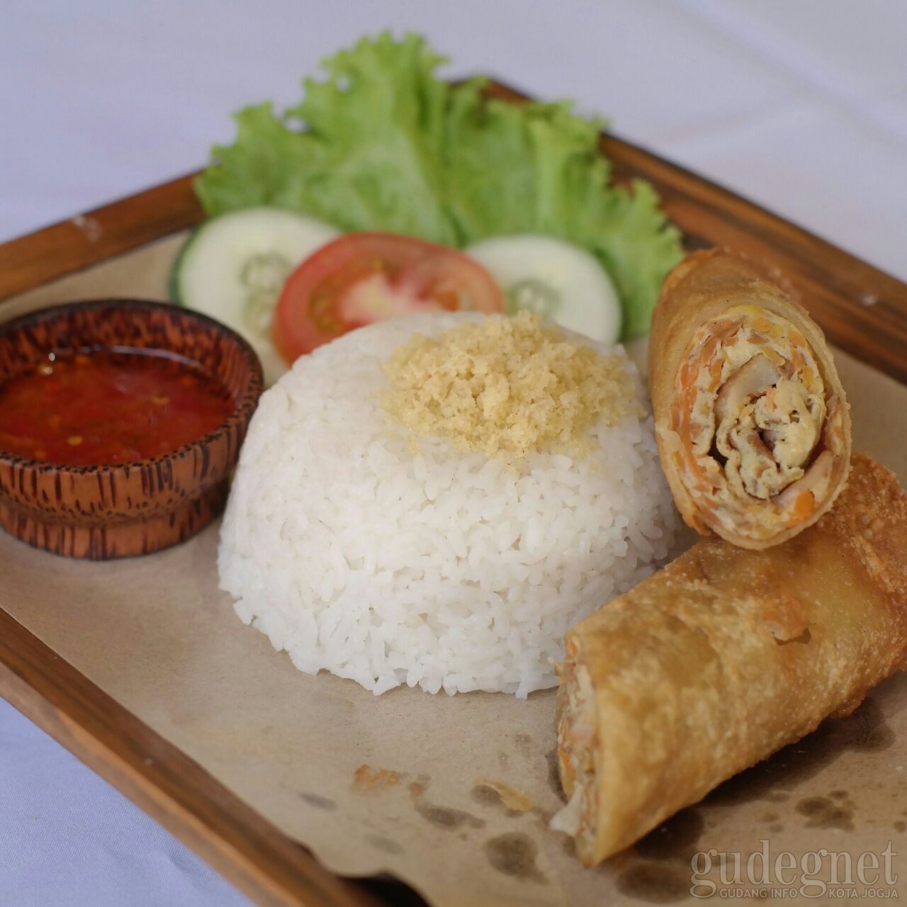 Sensasi Menyantap Lumpia Jumbo di Loempia Boom Sensasi Menyantap Lumpia Jumbo di Loempia Boom