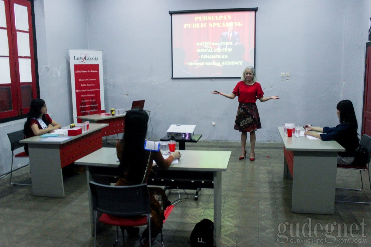 Finalis Miss Internet Jogja Berlatih Public Speaking di Hari Kedua Pembekalan Finalis Miss Internet Jogja Berlatih Public Speaking di Hari Kedua Pembekalan