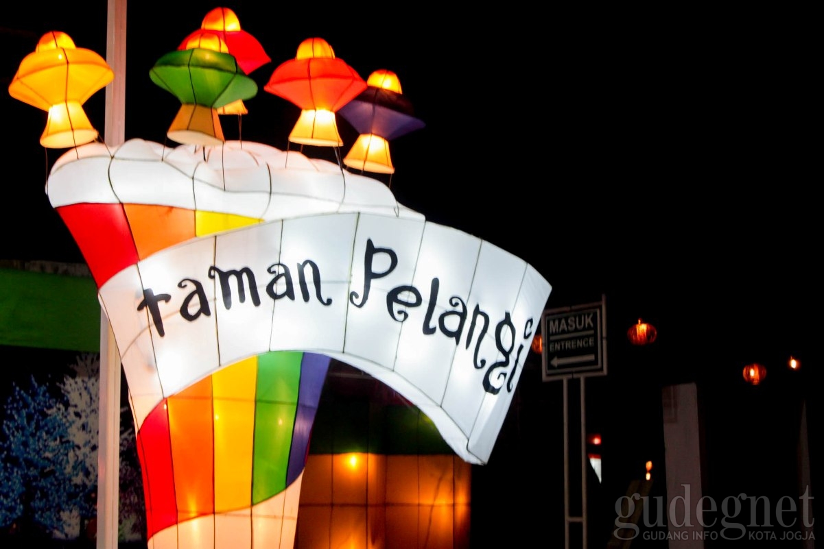Wisata Cahaya di Taman Pelangi Wisata Cahaya di Taman Pelangi