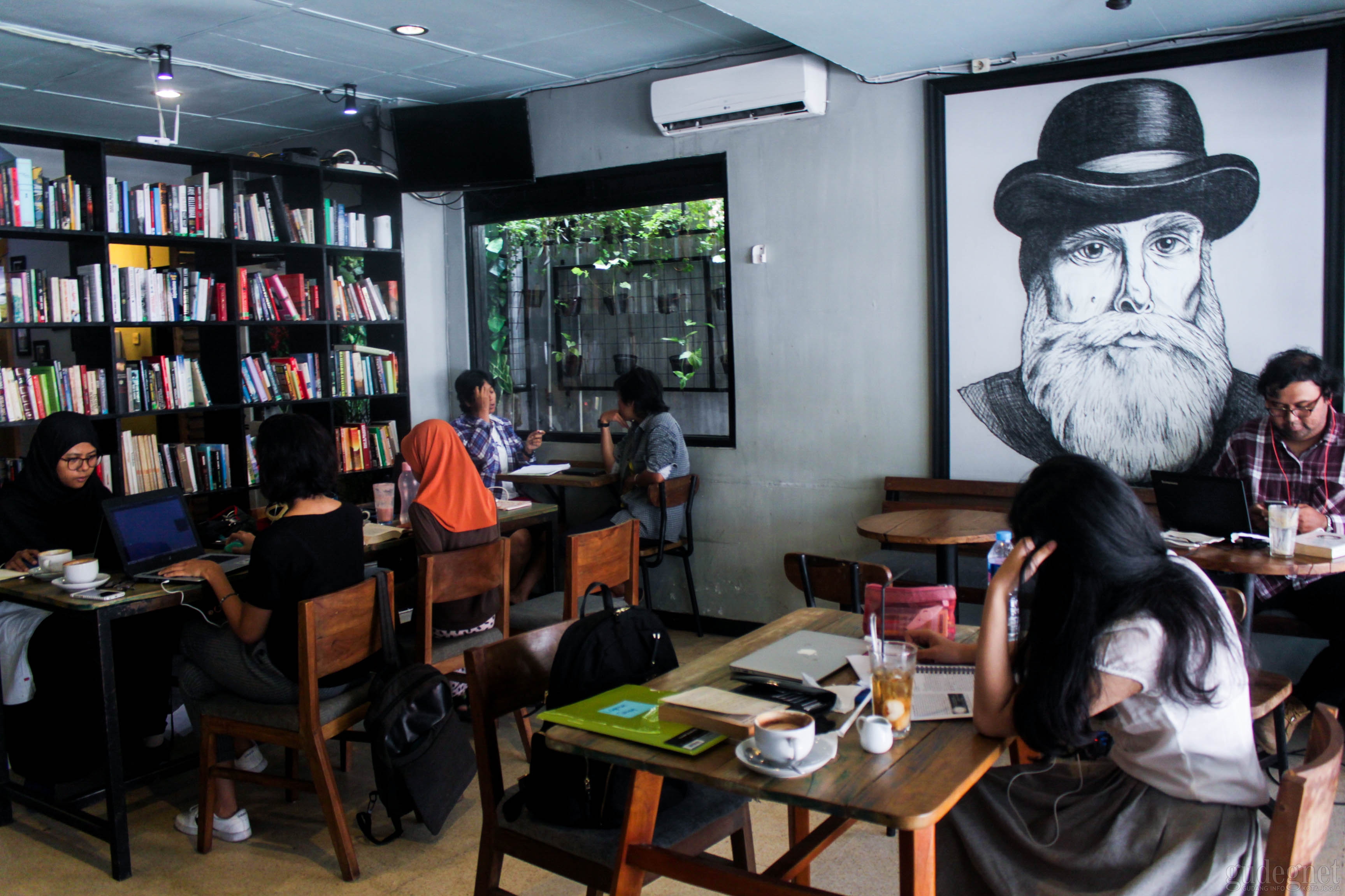 Ngopi Sambil Baca di Blanco Coffee & Books Ngopi Sambil Baca di Blanco Coffee & Books