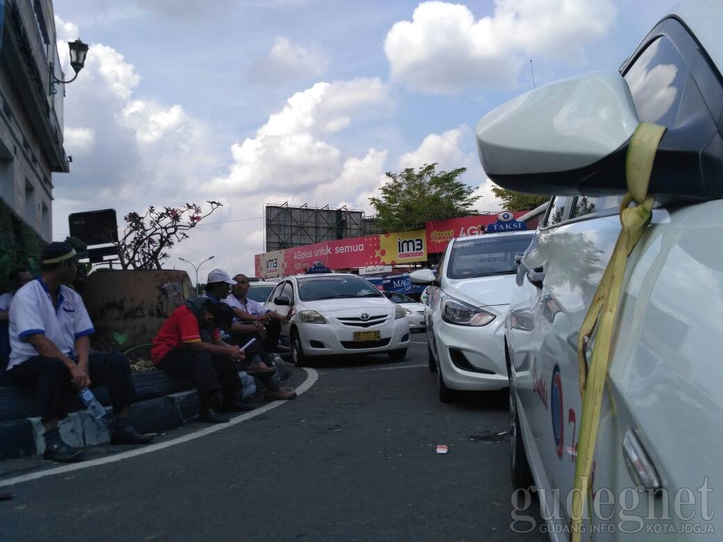 Ini Maksud Janur pada Spion Taksi Saat Demo di Malioboro Ini Maksud Janur pada Spion Taksi Saat Demo di Malioboro