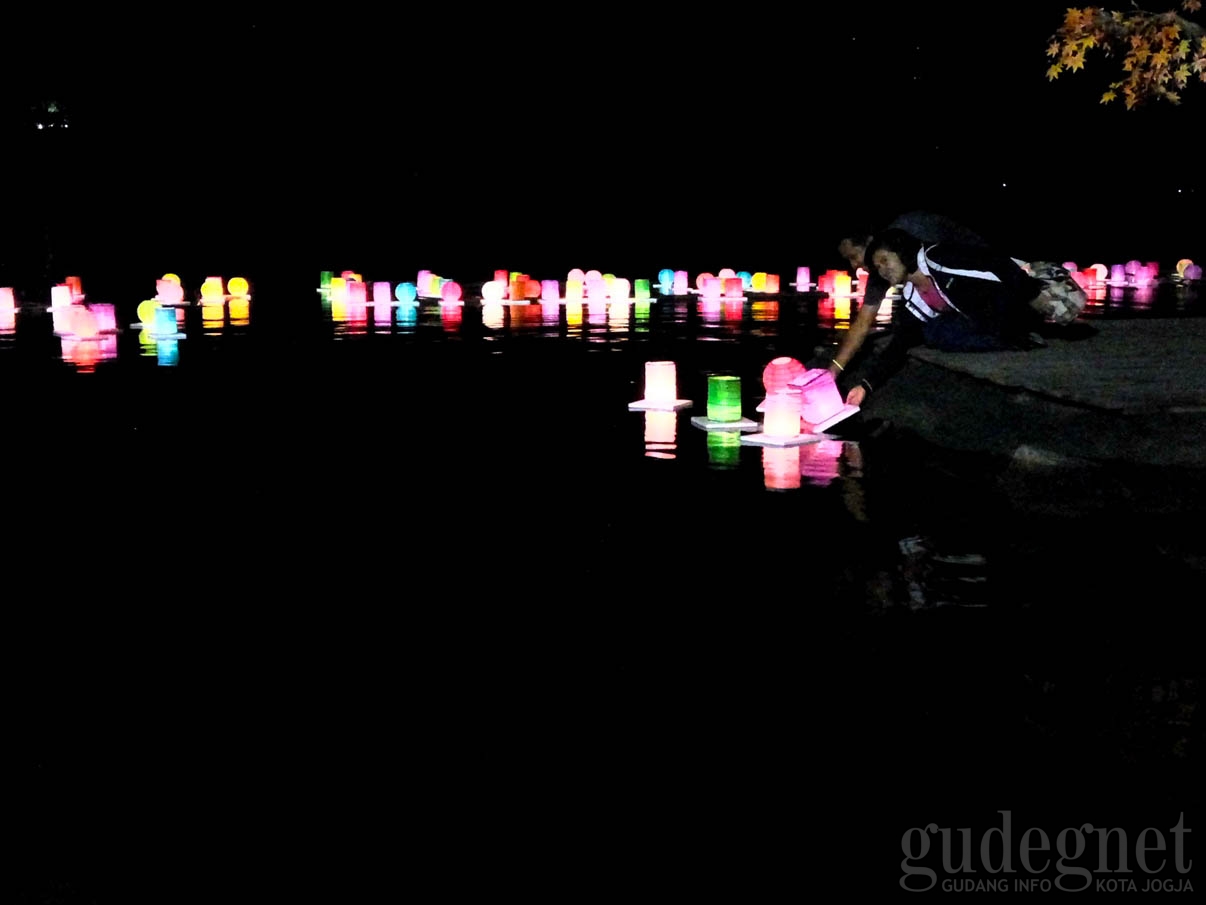 Ribuan Pengunjung Padati Festival Lampion Apung di Waduk Sermo Ribuan Pengunjung Padati Festival Lampion Apung di Waduk Sermo