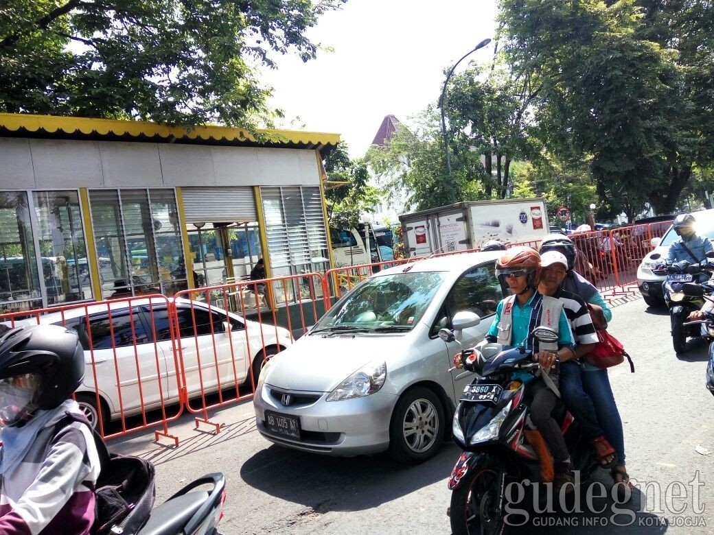 Kecelakaan Lalu Lintas oleh FX. Wikan Indrarto Kecelakaan Lalu Lintas oleh FX. Wikan Indrarto