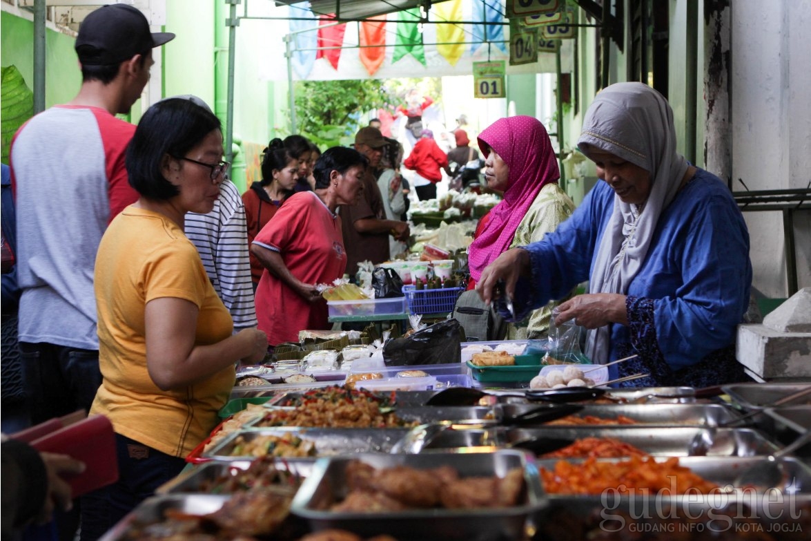Menyusuri Pasar Sore Ramadan Kauman Menyusuri Pasar Sore Ramadan Kauman