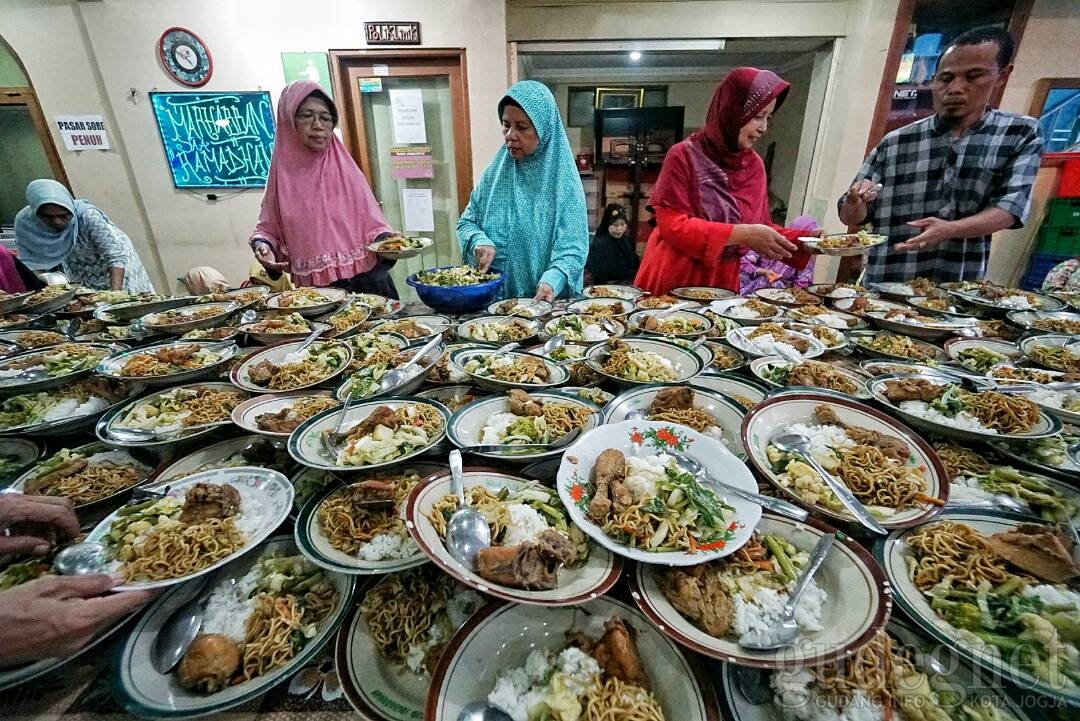 Takjub, Biaya Iftar di Masjid Jogokariyan Habiskan Ratusan Juta Takjub, Biaya Iftar di Masjid Jogokariyan Habiskan Ratusan Juta