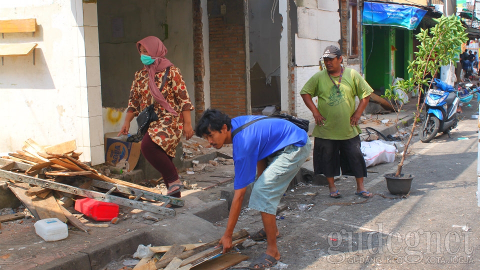 Digusur, Puluhan Pedagang Kios Pasar Kembang Menjerit Digusur, Puluhan Pedagang Kios Pasar Kembang Menjerit