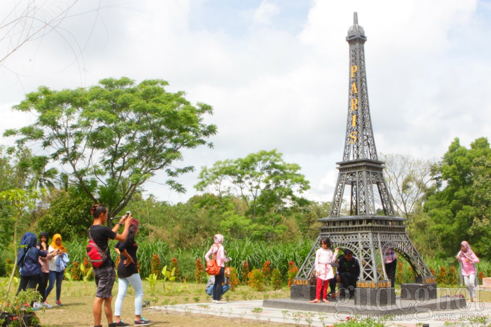 Ulah Pengunjung, Bunga di The World Landmarks Merapi Park Rusak Ulah Pengunjung, Bunga di The World Landmarks Merapi Park Rusak
